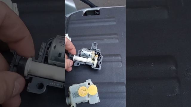 Ремонт замка крышки багажника Вольво ХС 90,точнее замена моторчика)) смотреть онлайн