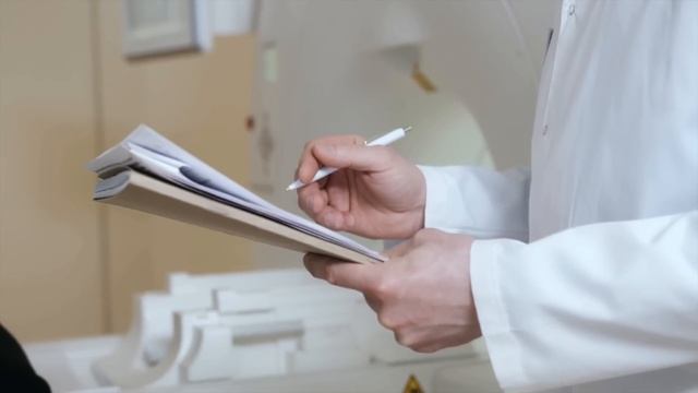 Давай-ка ты пропишешь меня в своей квартире, а моего сына сделаешь собственником. Заявила свекровь. смотреть онлайн