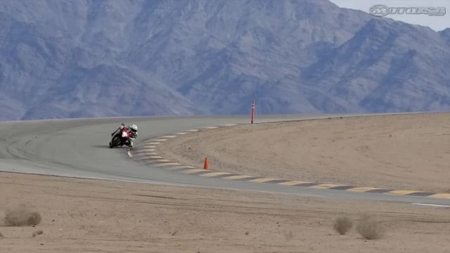 2014 Suzuki GSX-R750 - Light-Heavyweight Shootout Part 2 - MotoUSA смотреть онлайн