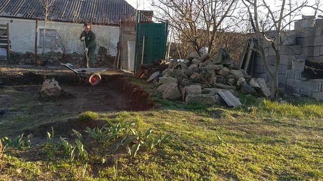 Подготавливаю площадку. Снимаю грунт.
