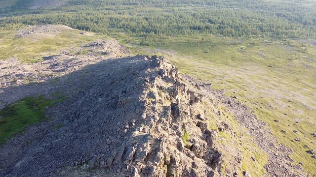 На вершине горы Двугорбая. Вид с коптера. Река Парнокаю, басс. р. Лемва. смотреть онлайн