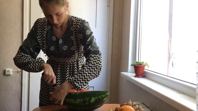 Как нарезать арбуз красиво и быстро, легко и без нервов. Кухонные лайфхаки смотреть онлайн