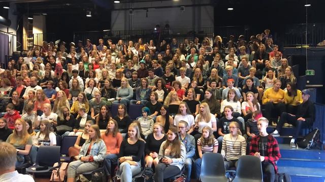 Bohemian Rhapsody sing along at Rud Senior High School смотреть онлайн