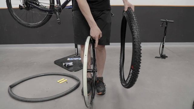 TUTO ? How to change a MTB tire - ROCKRIDER смотреть онлайн