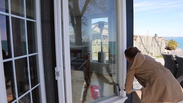 HOW TO CLEAN YOUR OUTSIDE WINDOWS | Window Cleaning Hacks for Streak Free Glass! смотреть онлайн