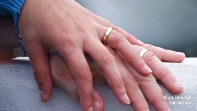 Мужчина вернулся с работы, но вместе с женой и детьми его встречал молодой незнакомый парень… смотреть онлайн