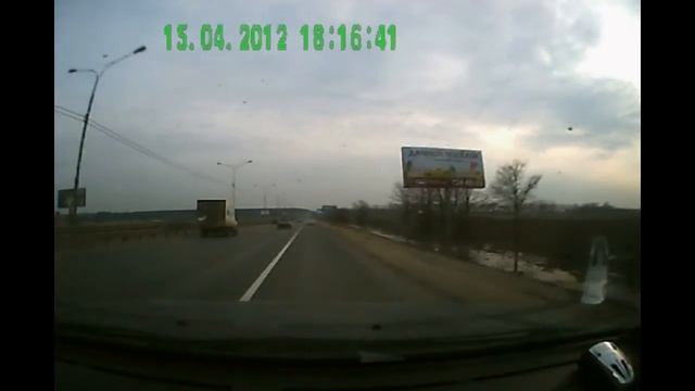 Белая тоета "шьет" по М8 смотреть онлайн