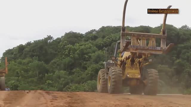 Погрузка больших колесных погрузчиков KOMATSU WA 470 и CAT 966H на лесовоз Mercedes Benz. смотреть онлайн