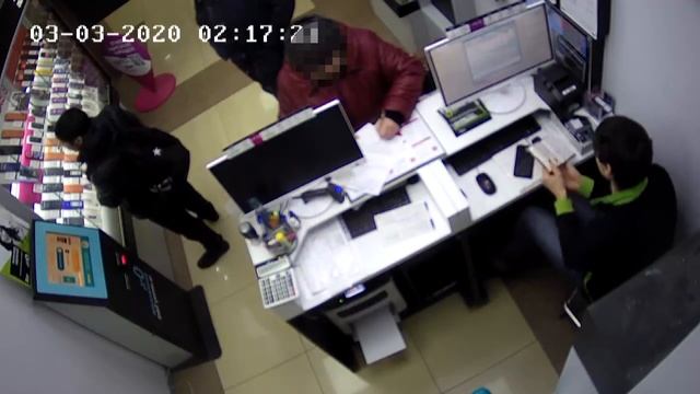 Полицейские разыскивают вора, попавшего на камеру наблюдения смотреть онлайн