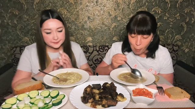 МУКБАНГ жаренная говядина и суп домашняя Лапша ? смотреть онлайн