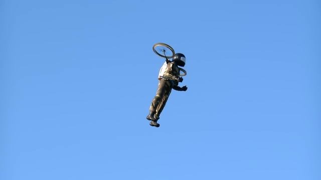SPECTACULAR STUNNING !!! RC FLYING MAN IN SCALE 1:1 FLIGHT DEMONSTRATION смотреть онлайн