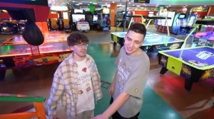 Кто Выиграет Больше БИЛЕТИКОВ в ИГРОВОМ ЦЕНТРЕ Челлендж !