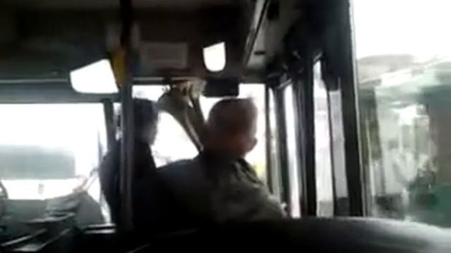 Воронеж. Мужик играет на трубе в автобусе марш славянки. смотреть онлайн