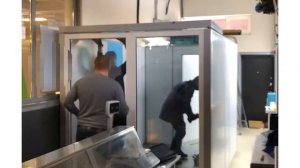 Демонтаж холодильной камеры со стеклянным фронтом.