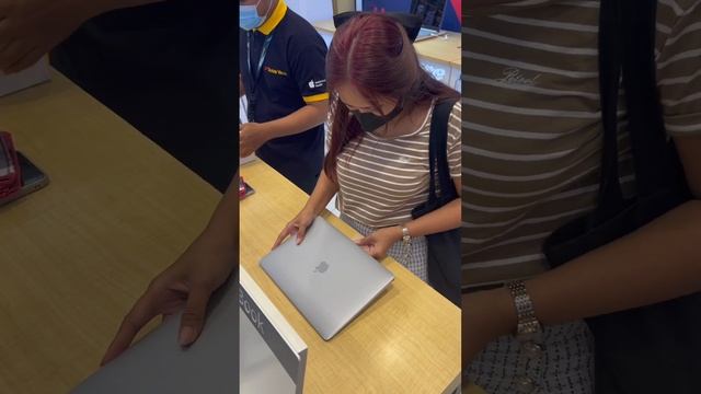 BOUGHT A MACBOOK AIR M1 - UNBOXING MACBOOK AIR M1 | Carloy Basalo смотреть онлайн