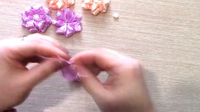 Новый лепесток канзаши. Можно сделать и цветочки и бантики смотреть онлайн