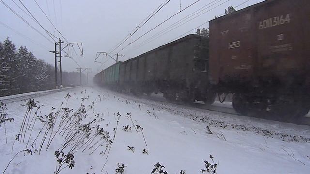 ВЛ10 с грузовым составом едет из Сандарово по 3 пути на БМО в метель смотреть онлайн