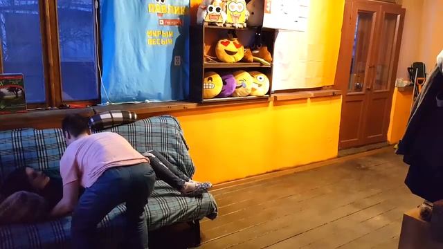 БРОСИЛ СПЯЩУЮ ДЕВУШКУ В ВАННУ ПРАНК / ОНА УТОНУЛА И УМЕРЛА ИЛИ ВЫЖИЛА / ВЕСЕЛЫЙ ПРАНК НАД ДЕВУШКОЙ смотреть онлайн