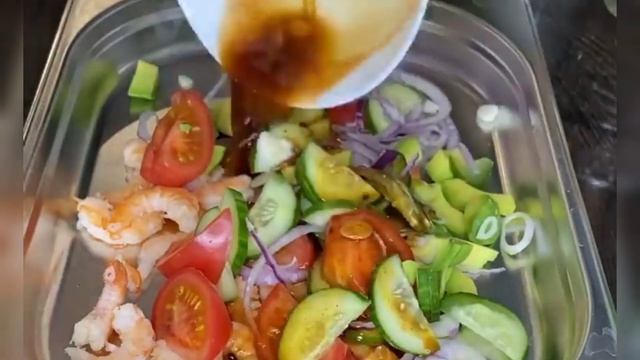 Сегодня приготовила САМЫЙ ВКУСНЫЙ САЛАТ!!! Ну очень вкусный салат к ужину!⠀ смотреть онлайн