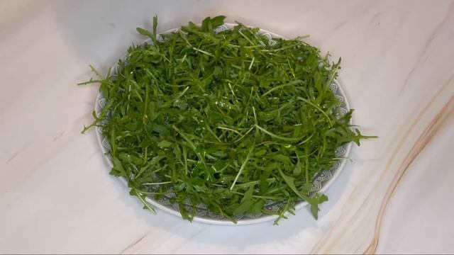 Салат с рукколой и страчателлой. Эффектное блюдо на праздничный стол? смотреть онлайн