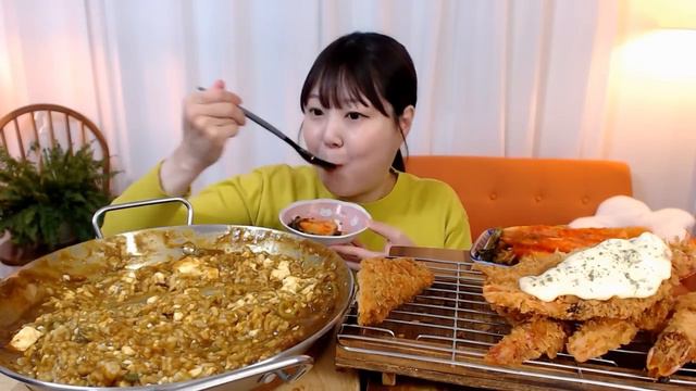 매운카레 지옥 순두부카레 왕고추튀김 왕새우튀김 총각김치 먹방 Spicy tofu curry Big Fried shrimp Fried peppers Kimchi Mukbang смотреть онлайн