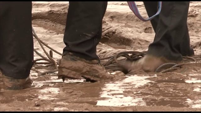 ЗАСТРЯВШИЕ МАШИНЫ В ГРЯЗИ НА ДОРОГЕ смотреть онлайн