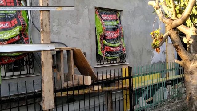 @0093 Леса-подмости и клинкерная плитка под подоконником на улице. смотреть онлайн