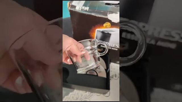 Cafetera Essenza Mini Negra con Espumador de Leche - Nespresso смотреть онлайн