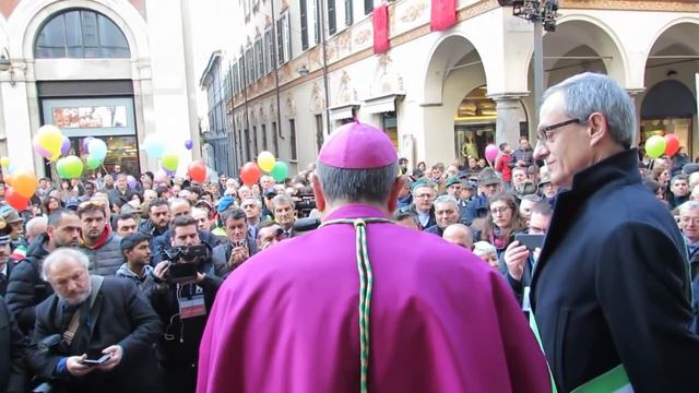 Il nuovo Vescovo di Como, Oscar Cantoni, saluta il popolo comasco a Porta Torre смотреть онлайн