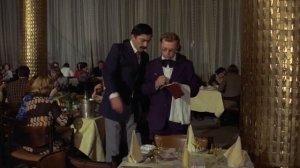 Мимино ждет Ларису Ивановну. Звучит песня в ресторане (из к/ф «Мимино»)