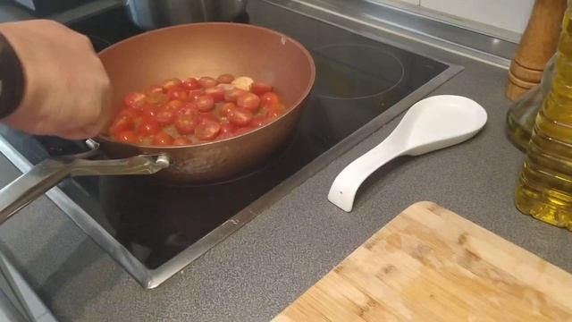 Спагетти с помидорами и базиликом. смотреть онлайн