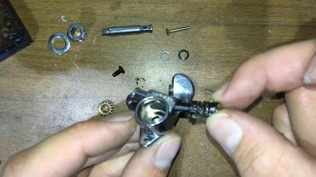 Гитарный колок при настройке соскакивает. Полностью перебираем колки. Открываем заднюю крышку!