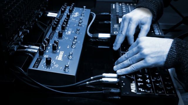 Twisted Electrons MegaFM with Strymon Pedals + Elektron Analog Four MK1 (Minimal Dirty Techno Jam) смотреть онлайн