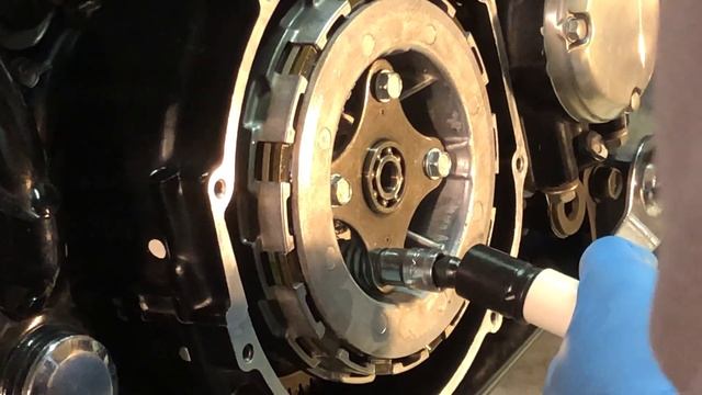 Honda CB750 Nighthawk Clutch Replacement (Part 10/11) -- installing the clutch lifter plate смотреть онлайн