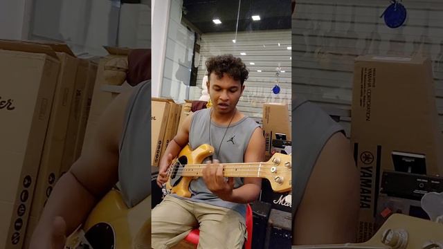 Musicman Stingray H 3Eq Natural American Made Bass 🎸Dilruk @lahiruguitarshop9064 Sri Lanka смотреть онлайн