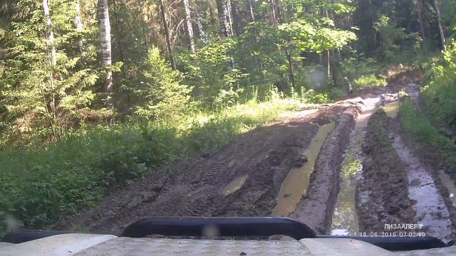 Land Rover Defender 110 в грязи