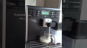 Кофе машина Saeco HD8769 приготовление капучино