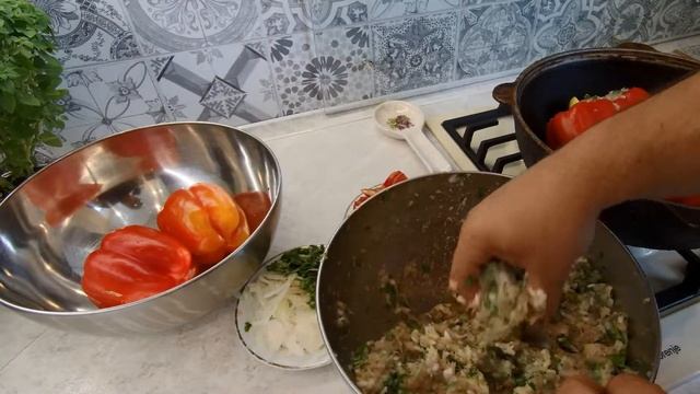 Фаршированные перцы с фаршем рисом в казане смотреть онлайн