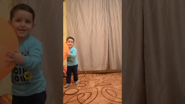 Рома играет с воздушным шарикоми смотреть онлайн