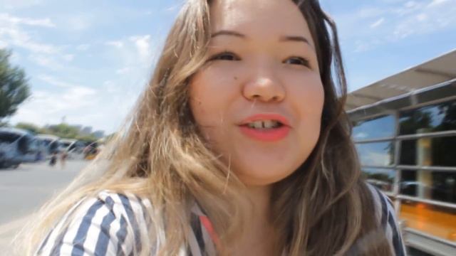 Казашка играет на домбре в Париже смотреть онлайн