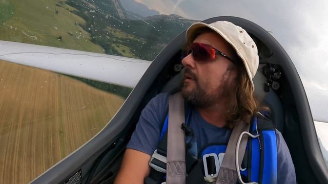 Скорость долета 250 км/ч. Быстрый заход на посадку при грозе у аэродрома смотреть онлайн