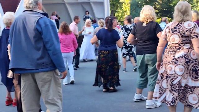 НА КРАЮ СЕЛА ХАТИНА! ТАНЦЫ ХАРЬКОВ УКРАИНА СЕНТЯБРЬ 2023 смотреть онлайн