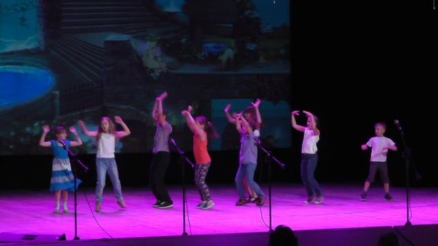 Что-то там танцуют на сцене. Panasonic V700 смотреть онлайн