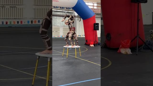 Выступление циркачек-гимнасток "Нанолюди" смотреть онлайн