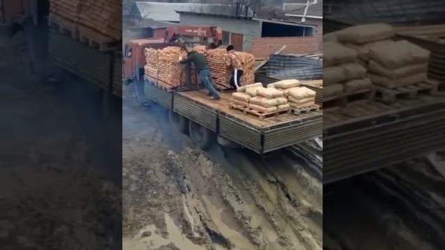 Перетащили два поддона кирпичей смотреть онлайн