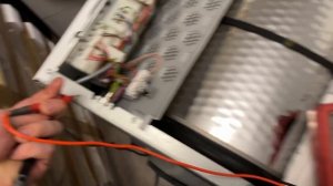 Почему новая стиральная, сушильная, посудомоечная машина бьет током.