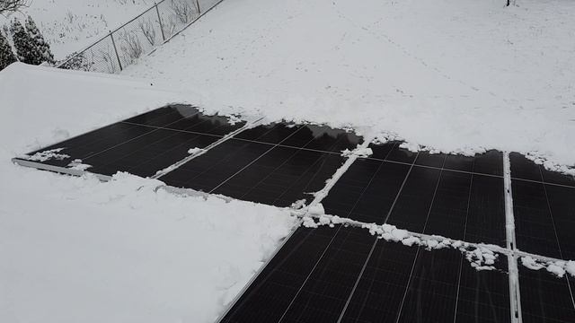 Очистка солнечных панелей от снега. Солнечные панели зимой. смотреть онлайн