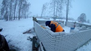 Кладка угла из силикатного кирпича зимой
