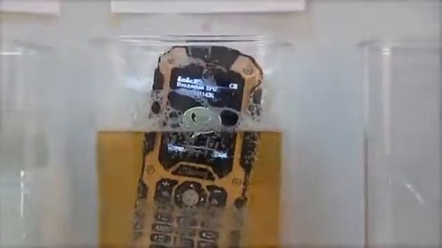 Защищенный телефон SENSEIT P10 vs 3 жидкости смотреть онлайн