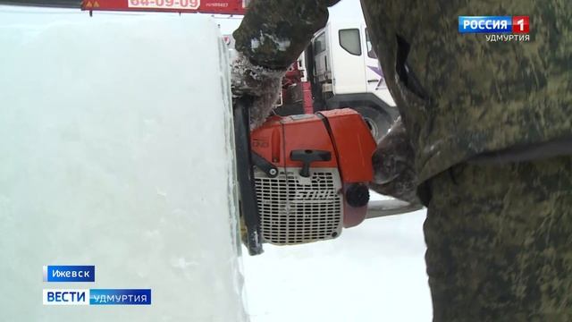 Строительство ледового городка продолжается на Центральной площади Ижевска смотреть онлайн